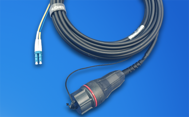 FullAXS Fibre Jumper with DLC Connectors for FTTA Networks FullAXS fibre jumper with reinforced DLC connectors for FTTA